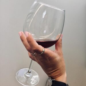 petra holder et glas vin